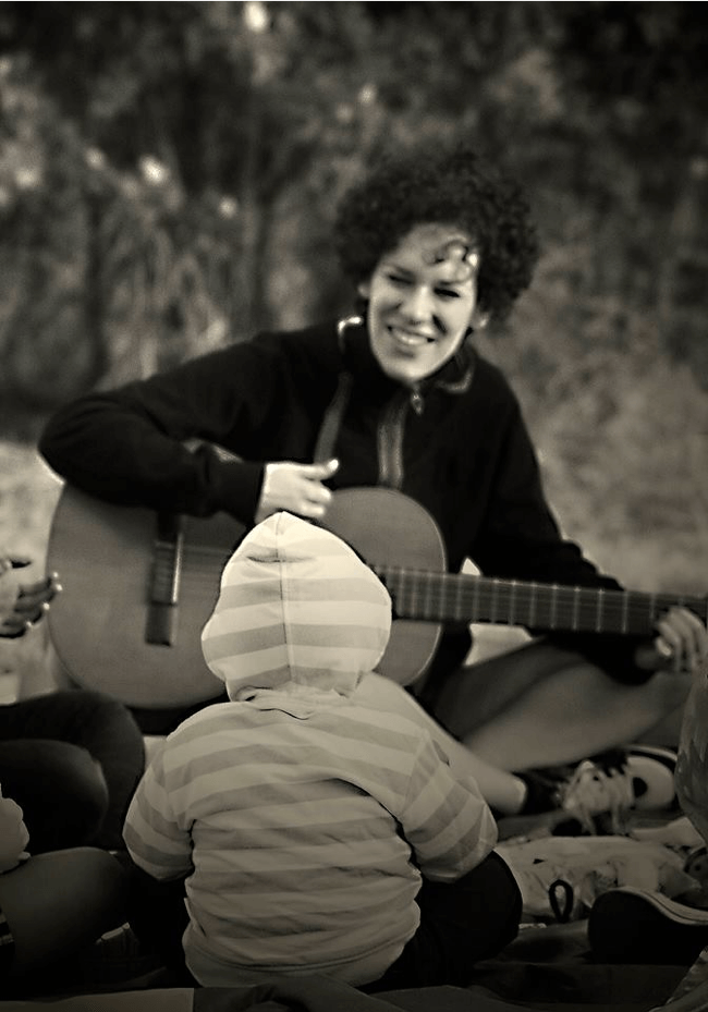 Fátima tocando la guitarra